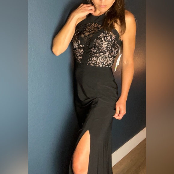 Gown. - Picture 1 of 4